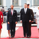 President Vējonis og fru Iveta Vējone ønsker Kronprinsparet høytidelig velkommen med velkomstseremoni ved Presidentpalasset. Foto: Lise Åserud / NTB scanpix